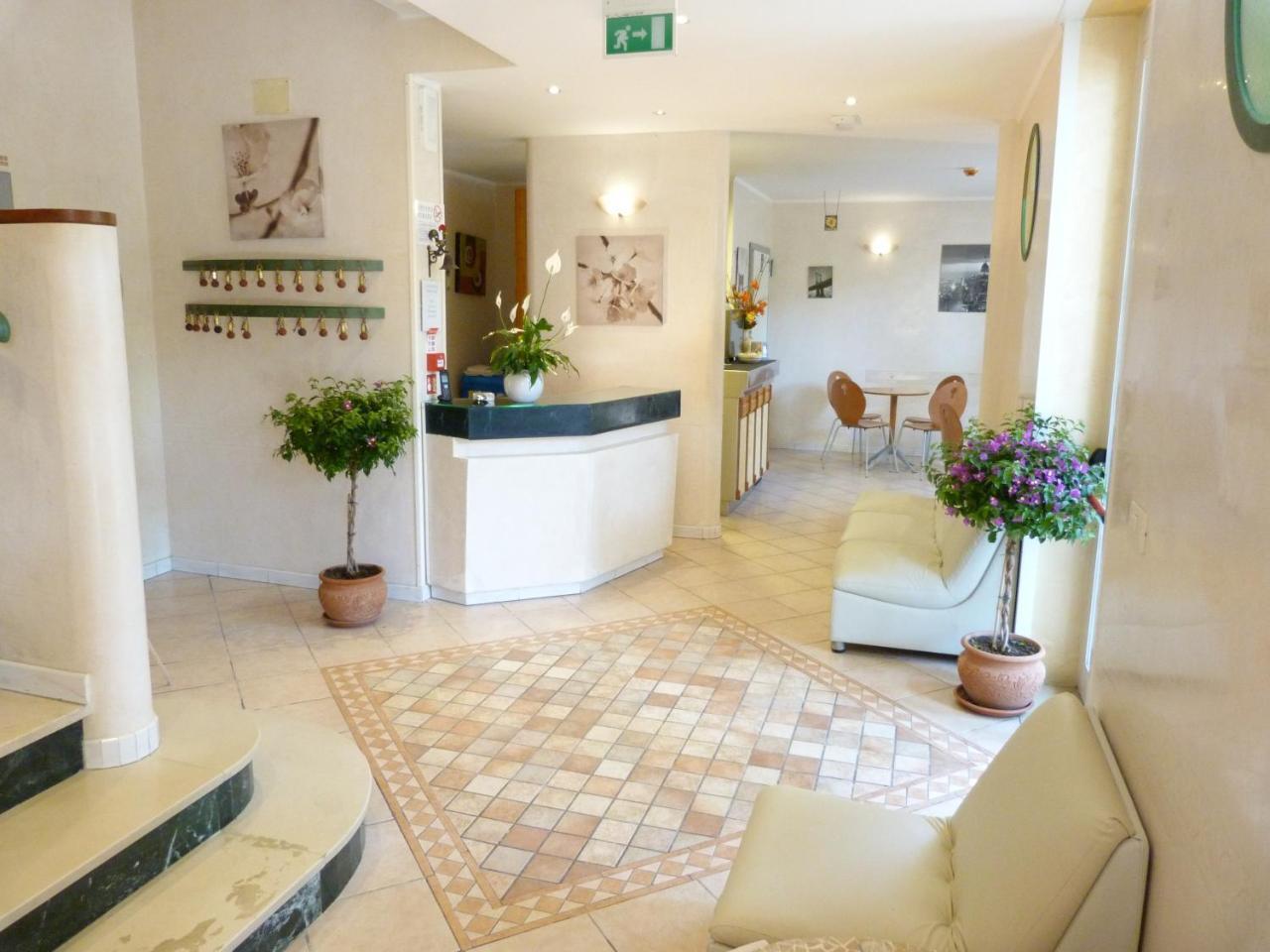 Hotel Monti Ричоне Екстериор снимка